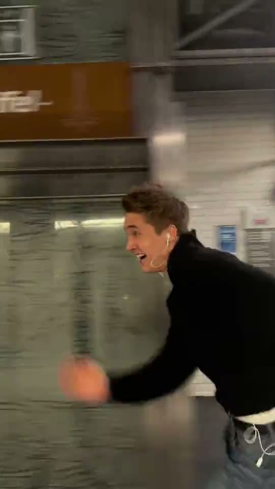 El protagonista corre cerca del tren y el movimiento vuelve borrosa la imagen